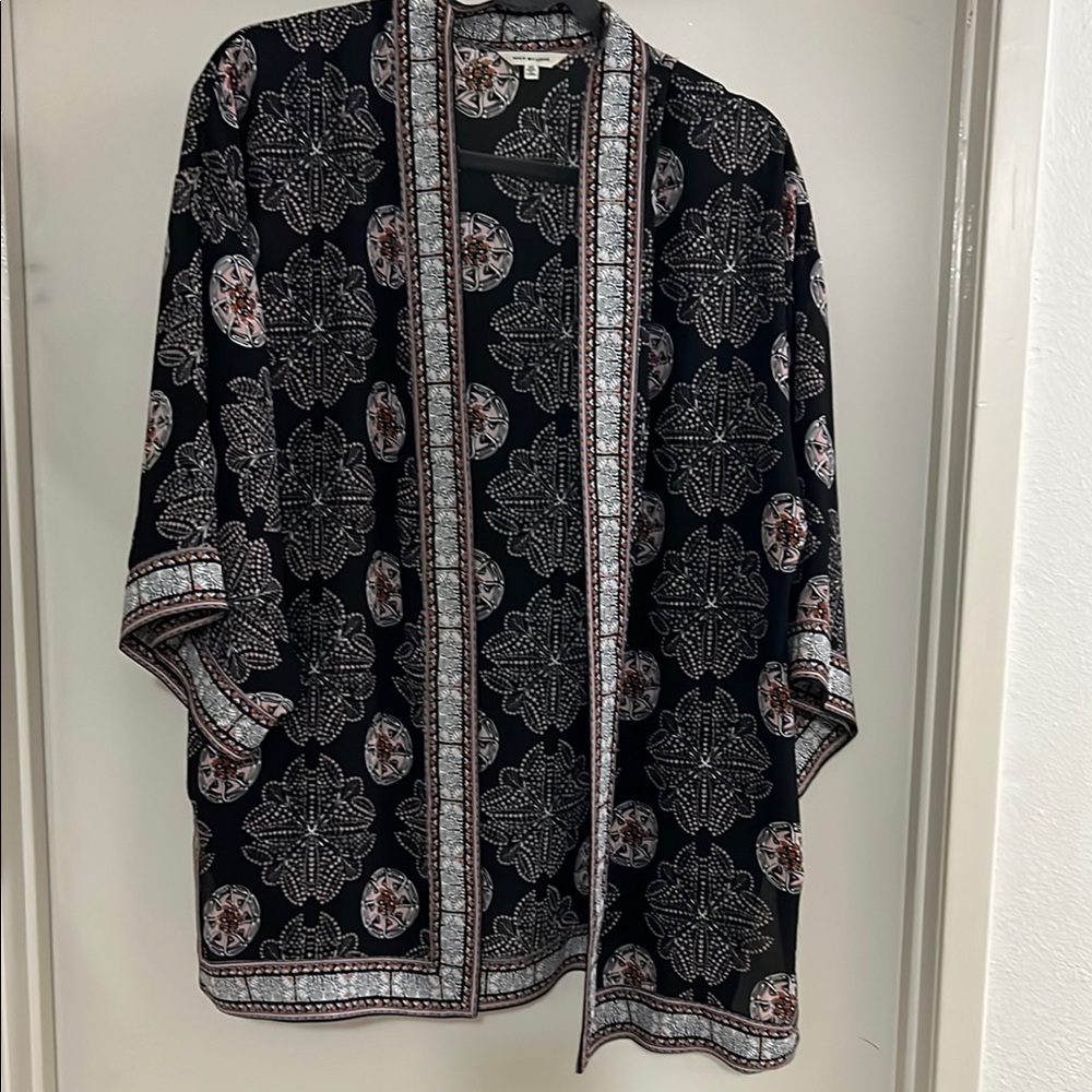 Kimono or Topper?   Size M  great with black pants. Need undershirt.